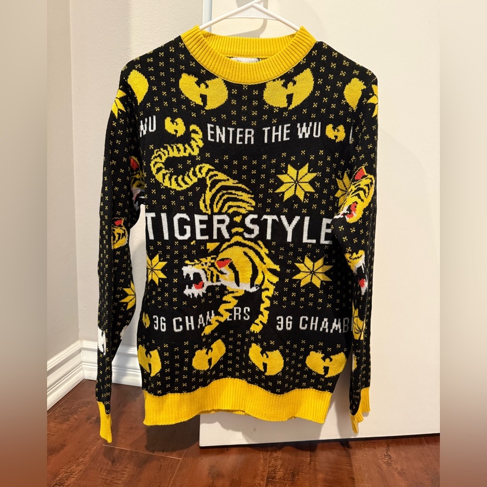 Wu Tang Clan Sweater Size Small NWT Hulu